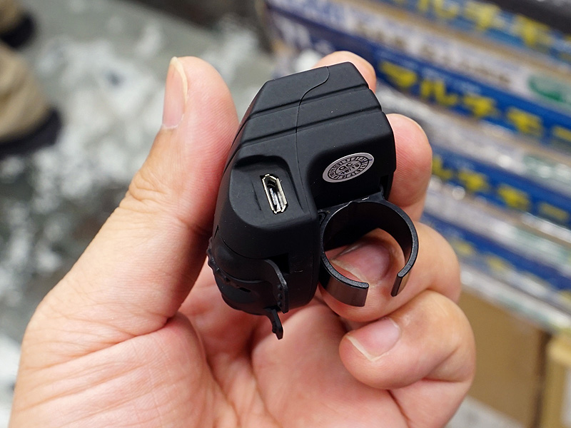 充電用のMicro USBコネクタがある