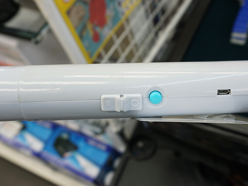 手元に電源スイッチや充電用のMicro USBコネクタがある