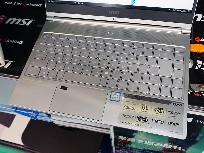 キーボードとタッチパッド。タッチパッドの左上に指紋認証センサーを搭載