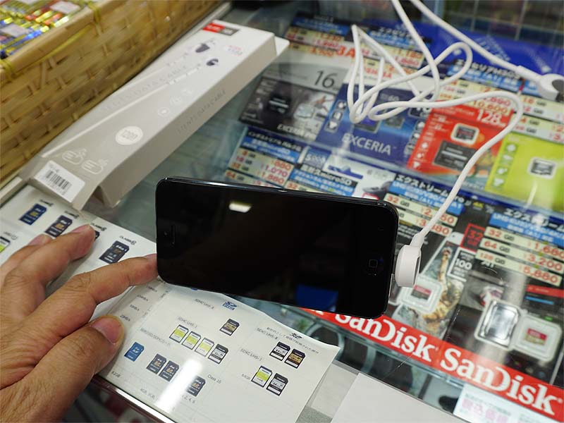 横向きにしたスマートフォンを角度を受けた状態で充電できる