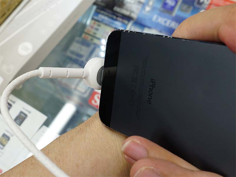 ケーブルの根元部分がハードタイプのパーツで覆われている