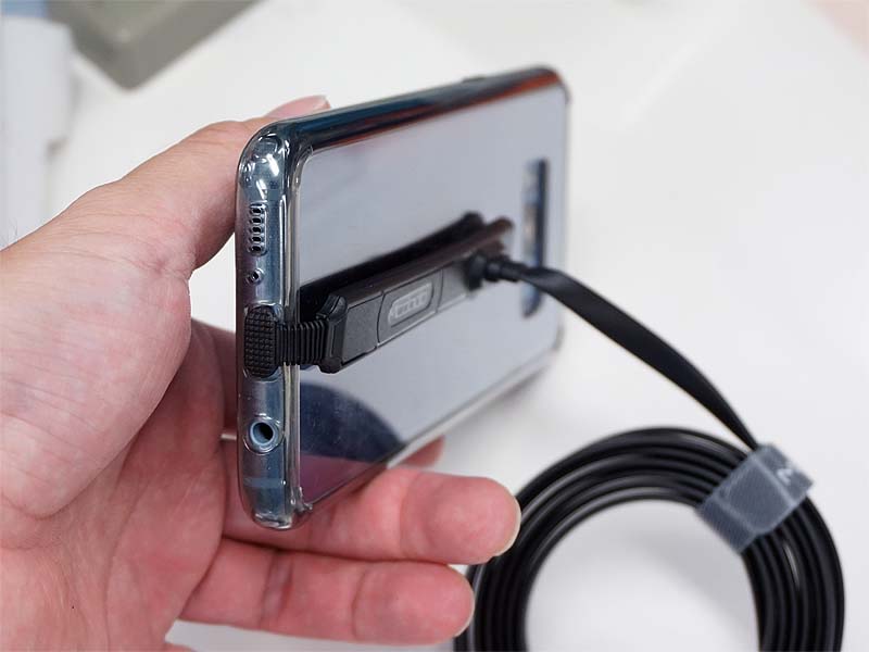 スマートフォンの背面からケーブルが伸びるデザイン