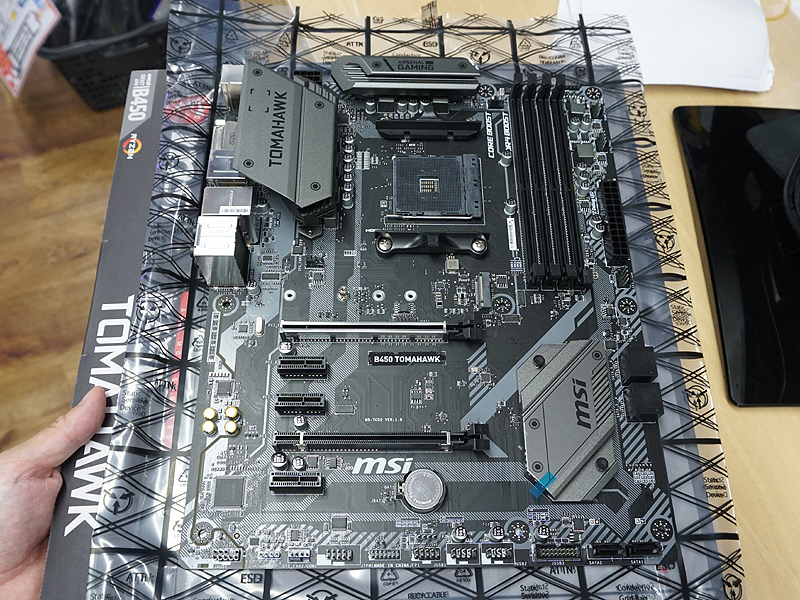写真はMSI B450 TOMAHAWK