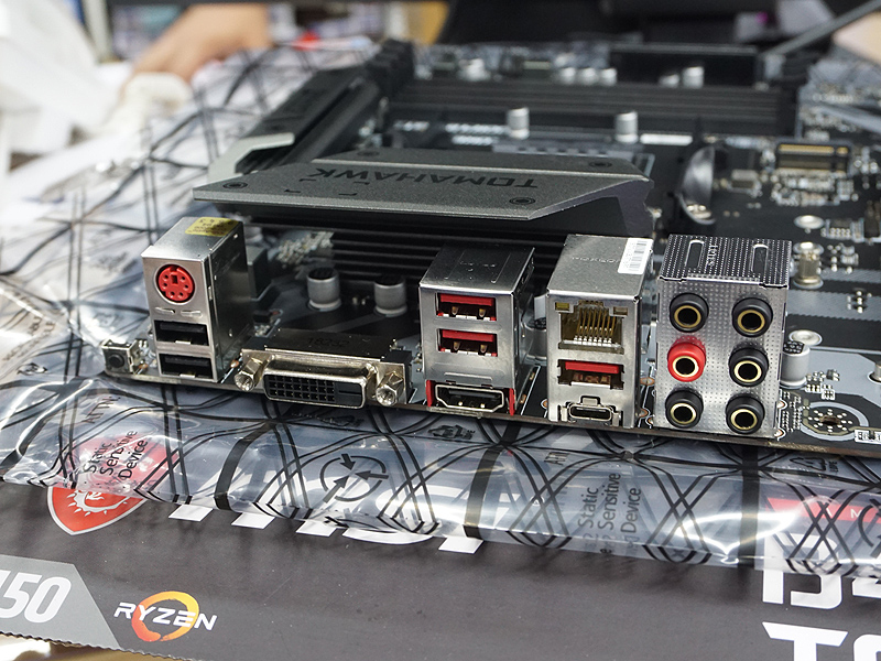 MSI B450 TOMAHAWKのI/Oパネル