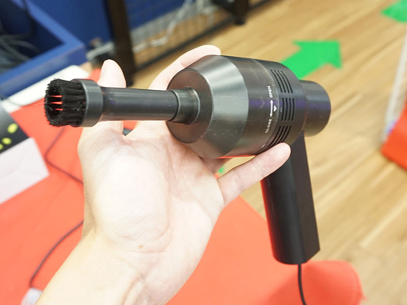 ブラシタイプのノズルを装着している様子