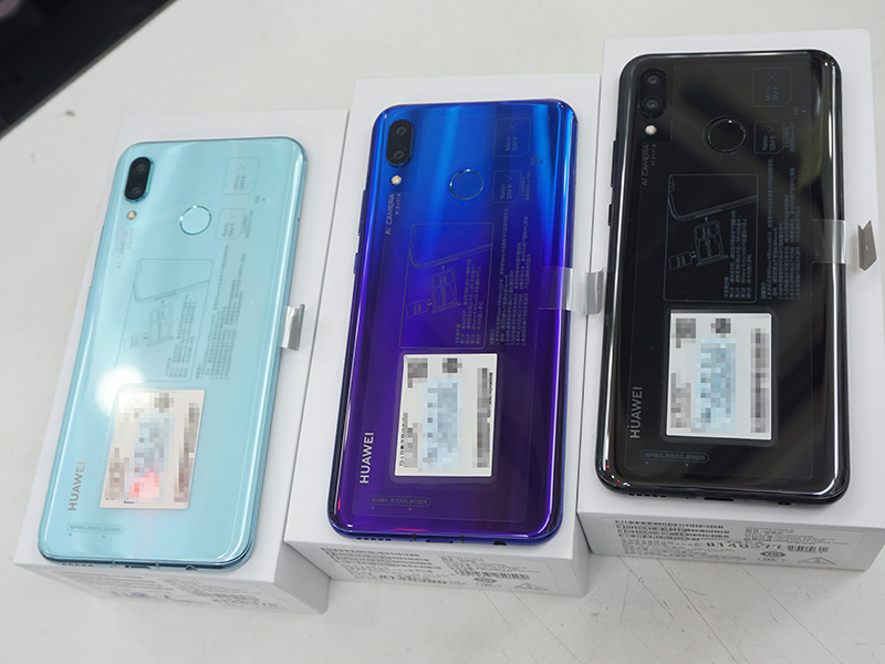 写真左からAiry blue、Iris Purple、Black