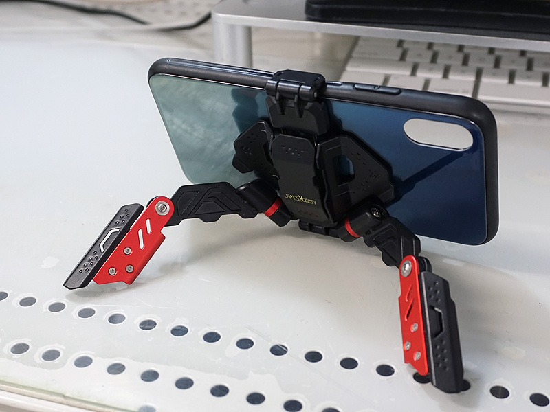 スタンドモードで利用している様子(写真のケースは別売り)