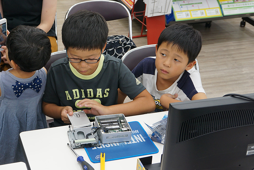 2.5インチSSDを装着して蓋を閉めれば組み立ては完了だ。