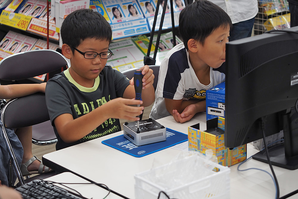 ドライバーを使ってNUCを開けるところからスタート。