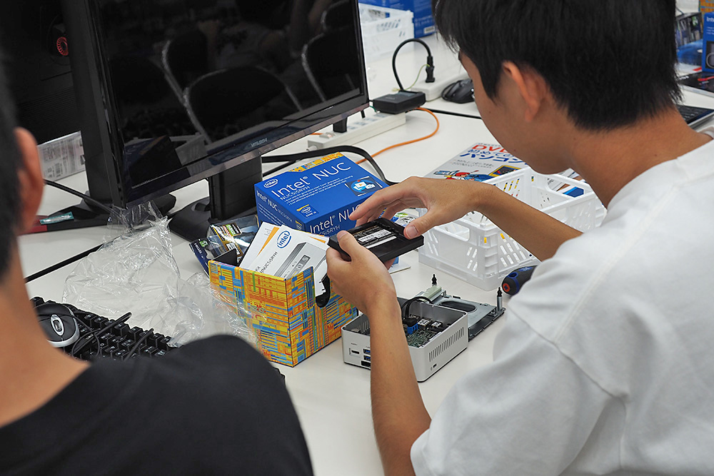 メモリをNUC筐体内の基板に取り付ける。