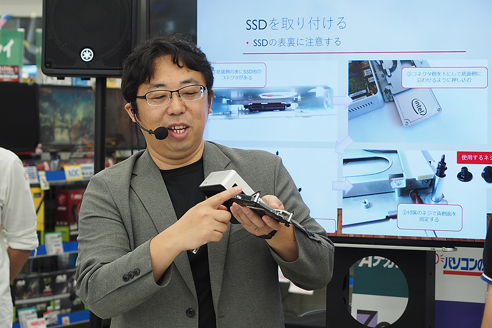 進行に合わせ、芹沢氏が実際に組み立てながらポイントを解説。困っている参加者には助っ人に入ったりしていた。