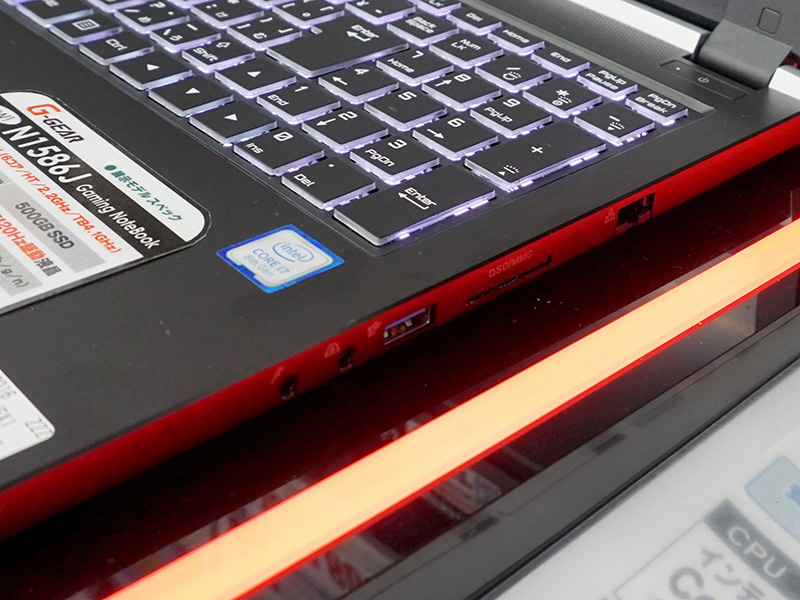 右側面。カードリーダーや有線LANポートを備える