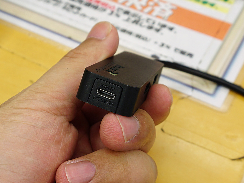 充電ケーブルを接続するためのMicro USBポートを搭載