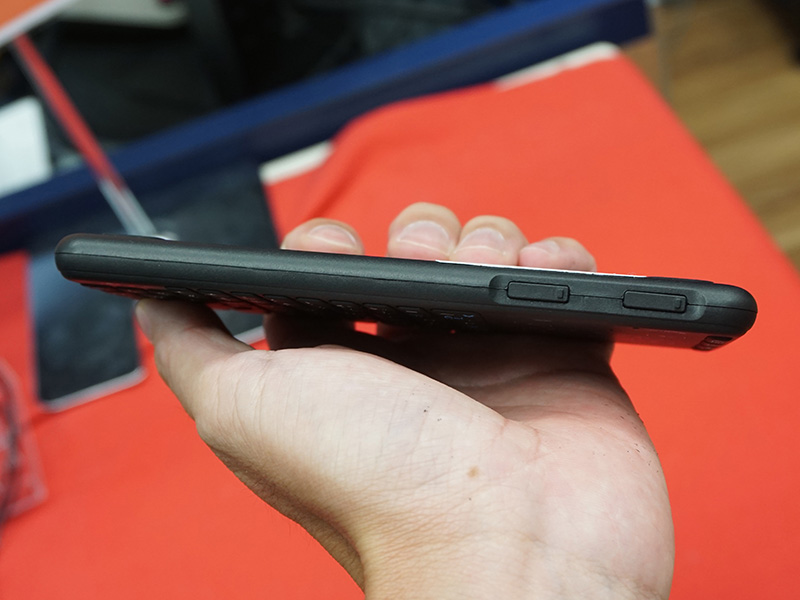 側面。タッチパッドの操作方向はスイッチで切り替える