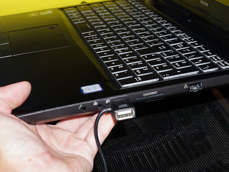 右側面にはカードリーダーや有線LANポート