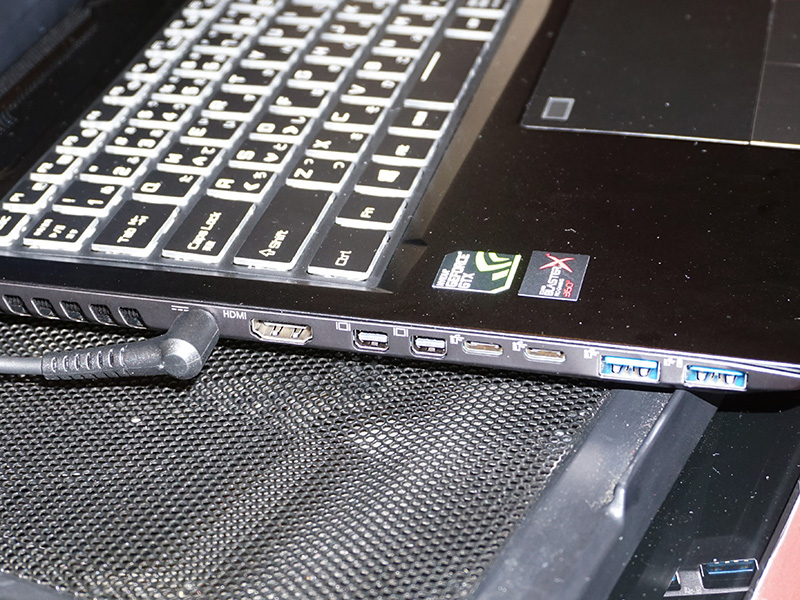 左側面にはUSB Type-Cや映像出力