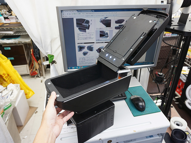 アームレスト部分を持ち上げると収納ボックスが現れる