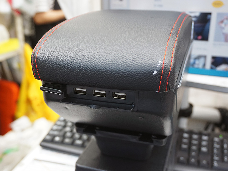 前面にはUSBポート×3がある