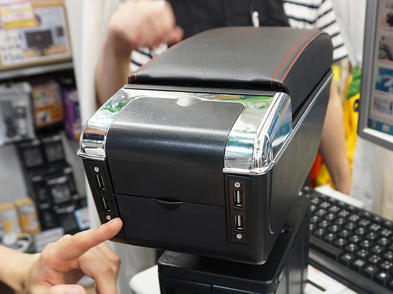 後面にはUSBポート×4とドリンクホルダー、灰皿が用意されている