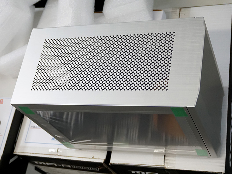 ケース上面。スロットインドライブ用のスロットはない