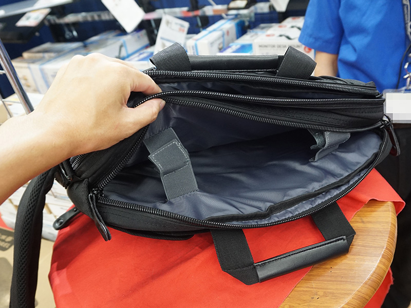 ノートPCスペースは保護クッション付き