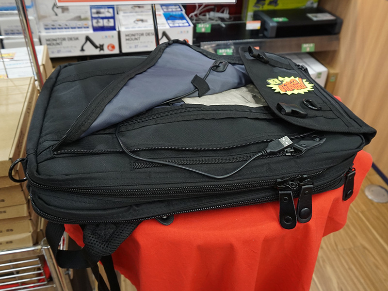 モバイルバッテリーを接続するUSBケーブル