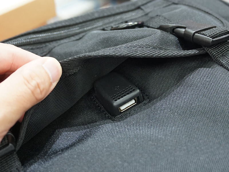 USB出力ポート。ここからスマホに充電できる