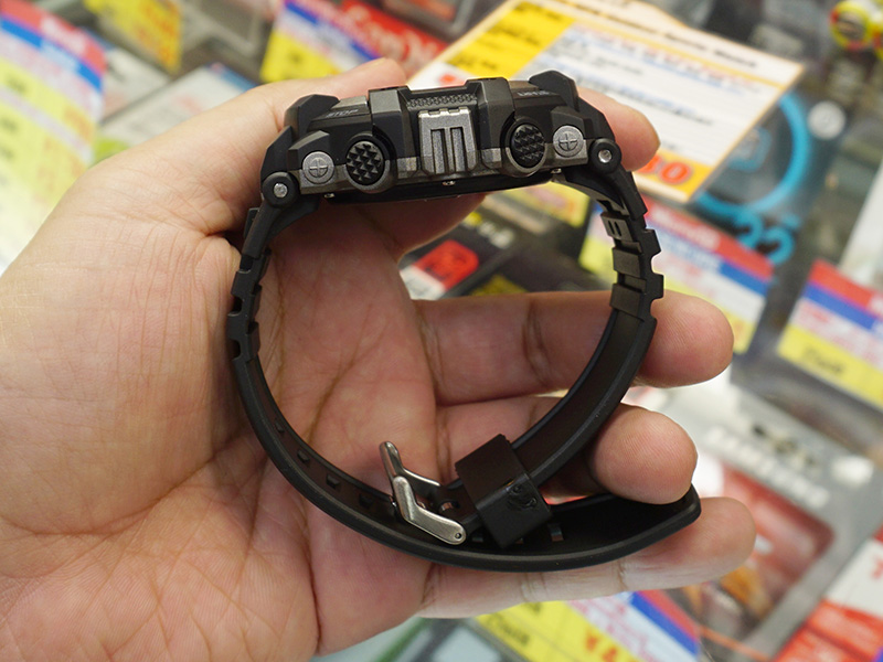 左右側面には操作ボタンを備える