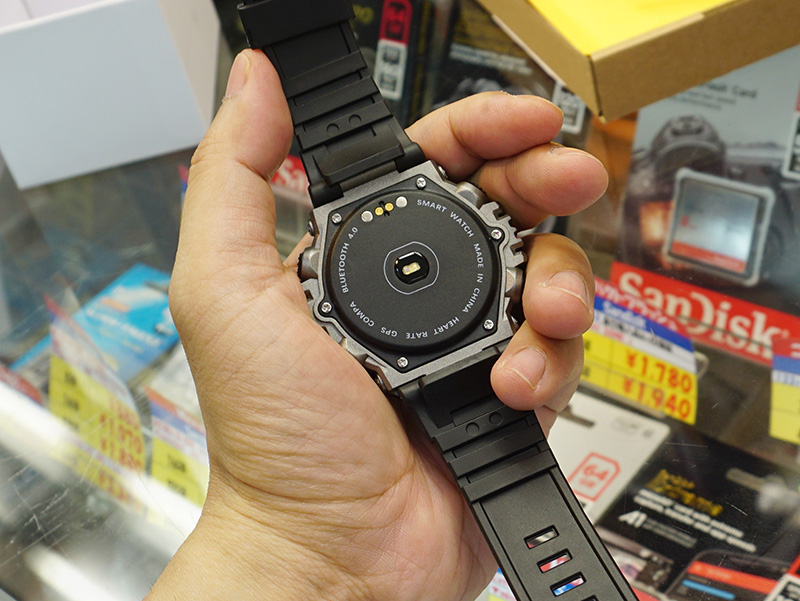 裏面にはセンサーや充電ポートを搭載