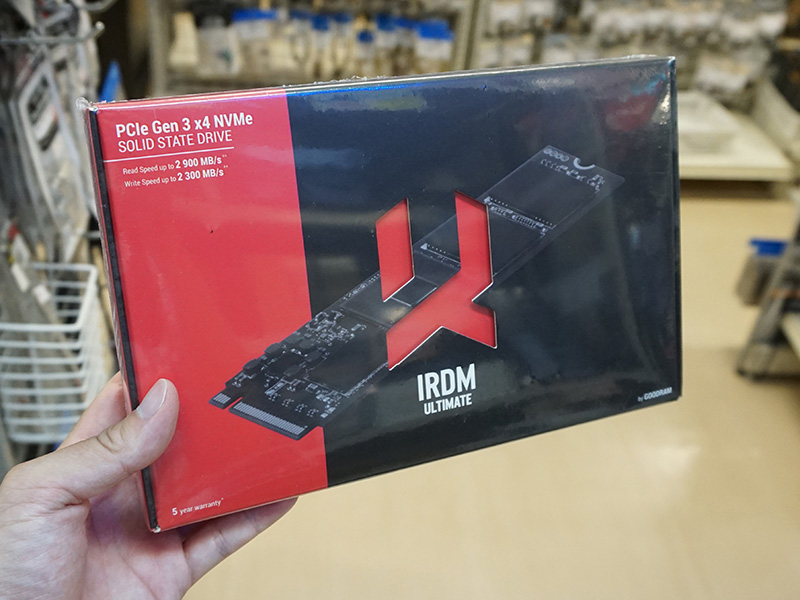 パッケージは2モデル共通