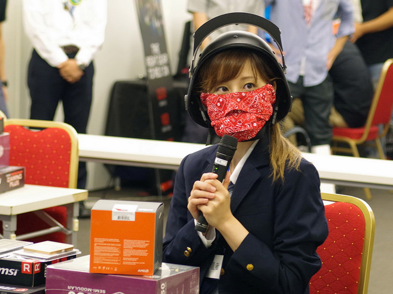 自作初挑戦のもぃもぃさんの作業風景。初回の札幌からてきぱきと組み立てて問題なく起動！ 2回目の登壇となる名古屋会場では、PC自作にもかなり慣れた様子で、危なげなく作業を進めていたのですが、まさかの起動失敗。原因はビデオカードの差し込みが甘いことでした。慣れてくるとやっちゃいがちなんですよね……