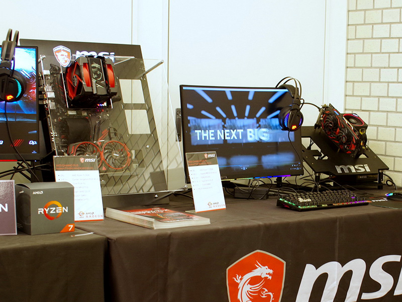 会場には展示ブースが設けられた。最新パーツに関する質問をメーカーに直接聞けるチャンスということで、熱心に話を聞く来場者の姿も。また「Radeon FreeSync」の体験コーナーも用意された。文章で説明を読むだけではなかなかその効果が分かりにくいのだが、実ゲームで試すとそのよさが実感できる