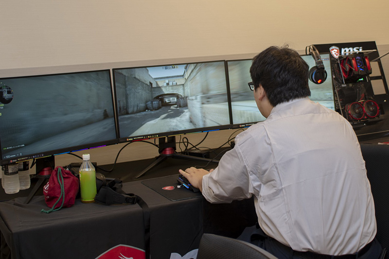 会場には展示ブースが設けられた。最新パーツに関する質問をメーカーに直接聞けるチャンスということで、熱心に話を聞く来場者の姿も。また「Radeon FreeSync」の体験コーナーも用意された。文章で説明を読むだけではなかなかその効果が分かりにくいのだが、実ゲームで試すとそのよさが実感できる