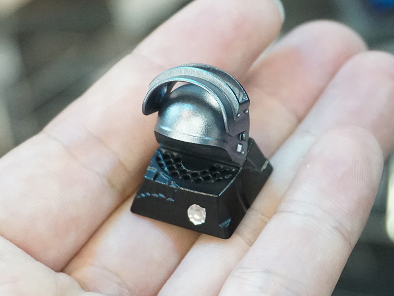 ヘルメット型はバイザーが上下に可動する