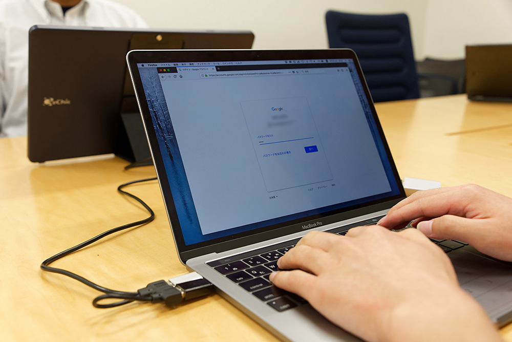 他人には見せたくないパスワード入力画面。デュアルディスプレイならそういった画面を隠しつつ、必要な情報だけを相手側に表示できる。