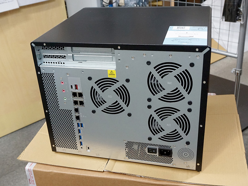 背面。9.2cmファンを3基搭載する