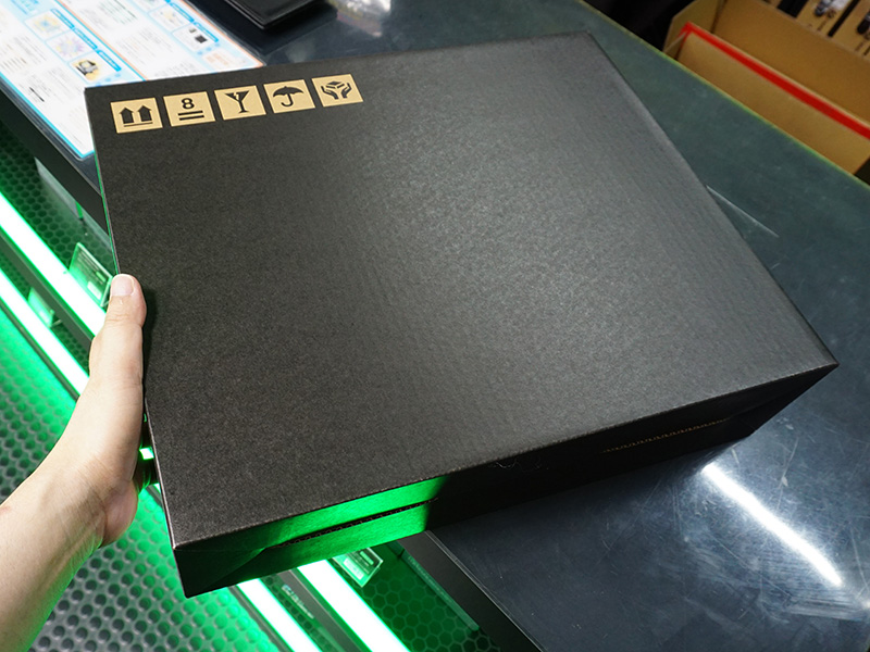 GeForce GTX 1060/256GB SSDモデルのパッケージ