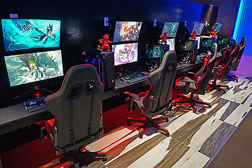 新宿のネットカフェにmsi製ハイエンドゲーミングpcで遊べる Esportsエリア がオープン 取材中に見つけた なもの Akiba Pc Hotline