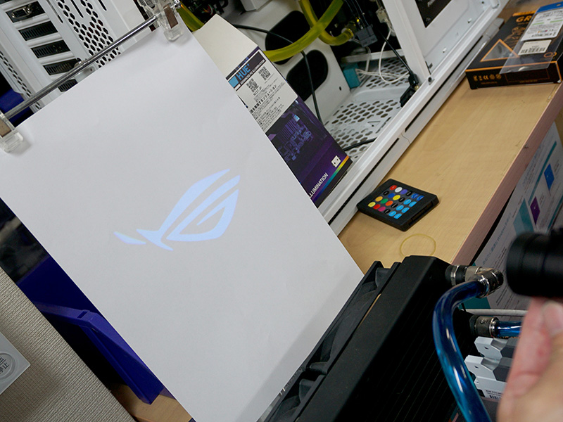 いろいろな場所にROGロゴを投影できる。AURA Syncによりカラーも変更可能