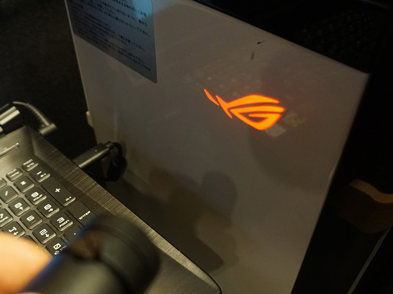 いろいろな場所にROGロゴを投影できる。AURA Syncによりカラーも変更可能