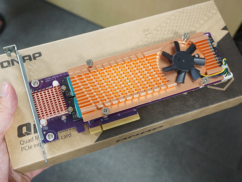 写真は4枚のSSDを装着した状態