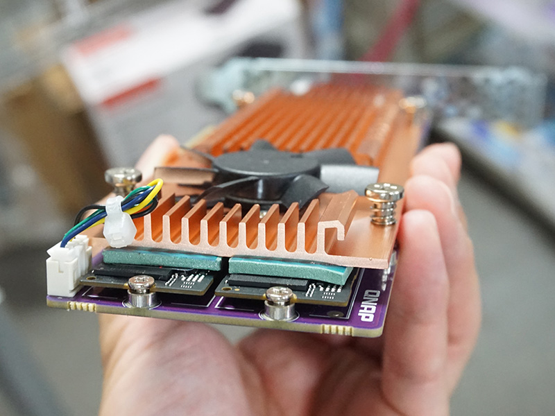 写真は4枚のSSDを装着した状態