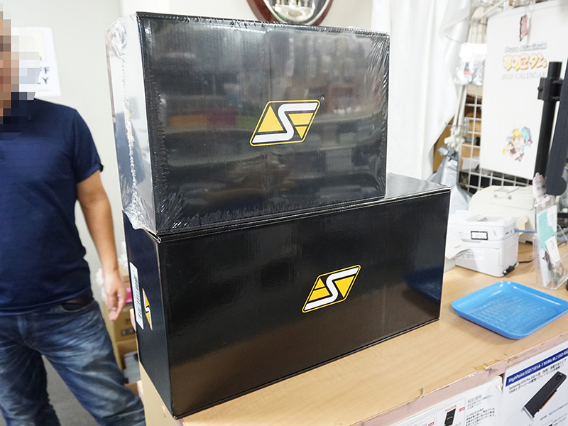 パッケージ。上の箱は240mmラジエータモデル