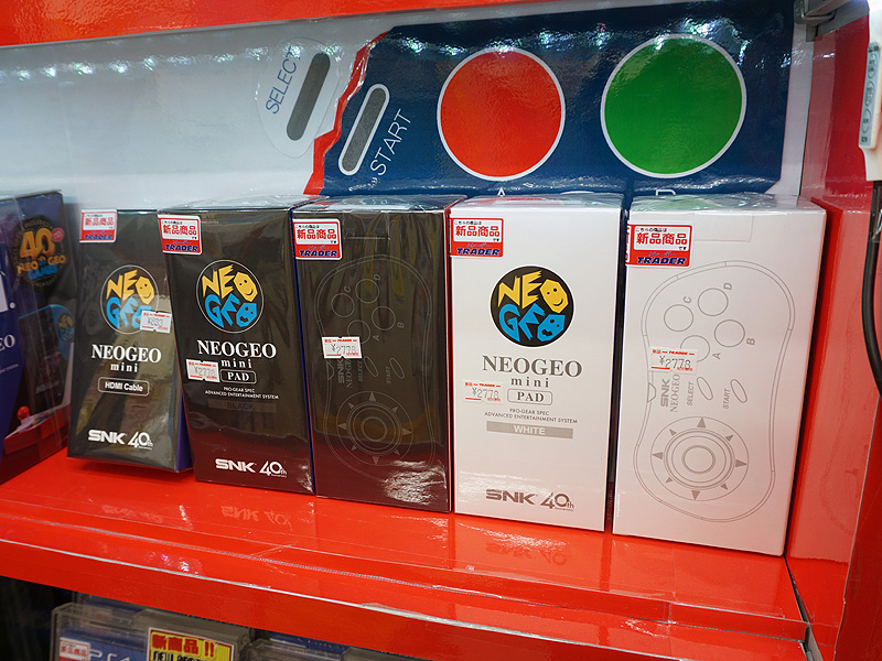 <a href="https://akiba-pc.watch.impress.co.jp/docs/wakiba/find/1141975.html" class="deliver_inner_content i">トレーダー秋葉原 本店</a>には別売りのNEOGEO mini PADとHDMIケーブル(長さ2m)が入荷