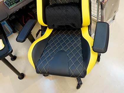 モータースポーツ用シートからヒントを得たゲーミングチェア「T1 RACE