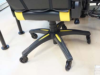 モータースポーツ用シートからヒントを得たゲーミングチェア「T1 RACE