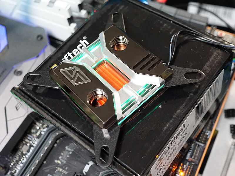 写真のデモ機は別売りのLEDコントローラを接続している