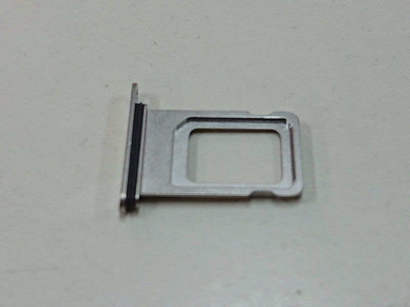 SIMカードトレイ