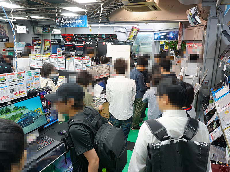 <a href="/shop/at/99ex.html" class="deliver_inner_content">ツクモeX.パソコン館</a>は抽選販売を実施。26日(水)19時から整理券を配布。スタッフによるとGeForce RTX 2080 Tiの抽選券を求めて40名ほどの人が集まったとか。このほか、セール品購入の人も30名ほどいた模様。