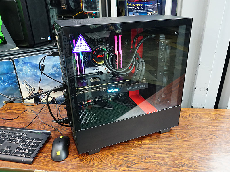 店頭に用意されたデモ機。FF XVベンチの4K高画質の結果は「やや快適」。セール品は一部が売り切れに。